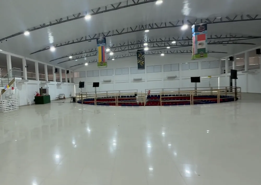Banquete de gala y fiesta de bodas en salón techado